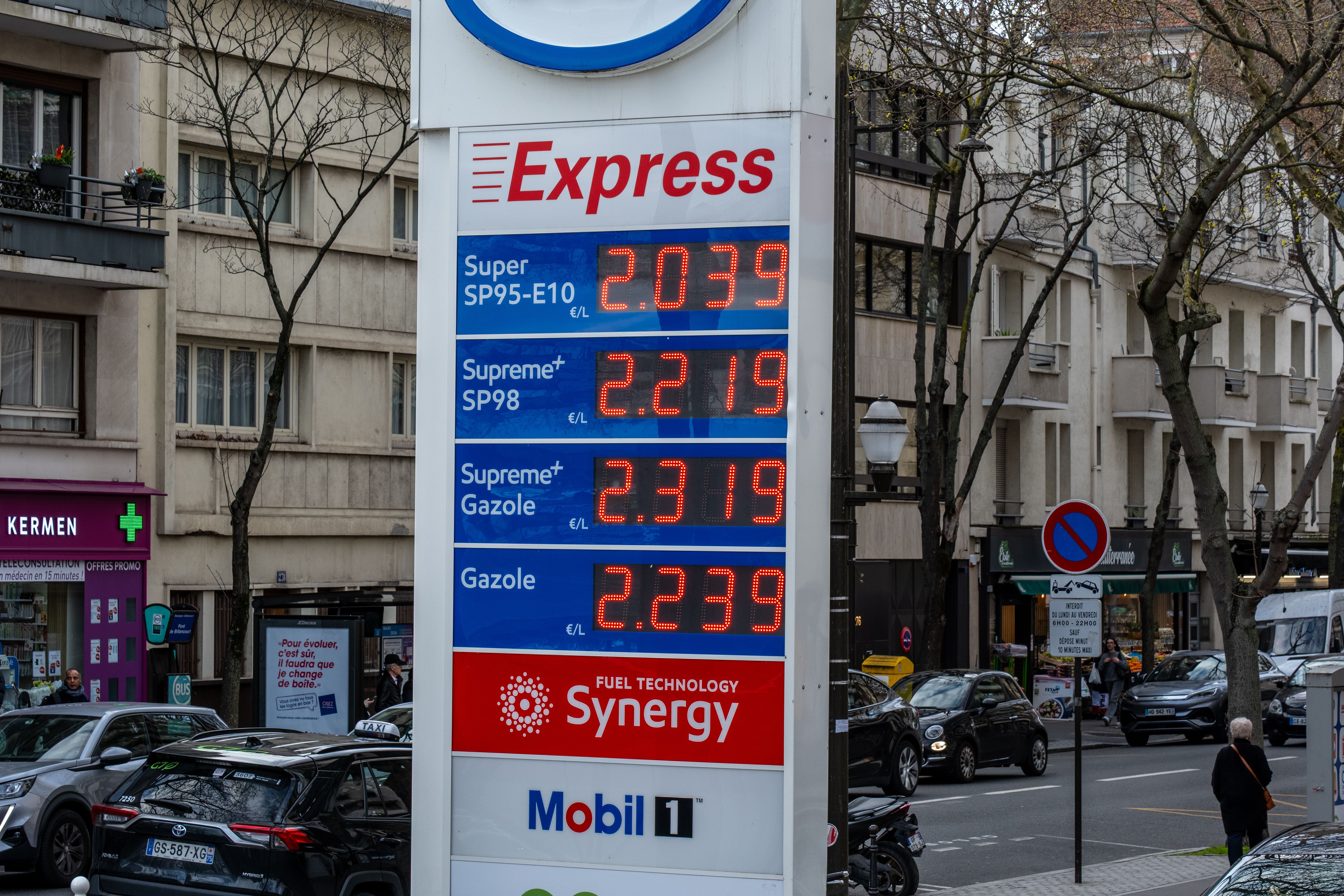 Face à la flambée du carburant, la France débloque 70 millions d’euros