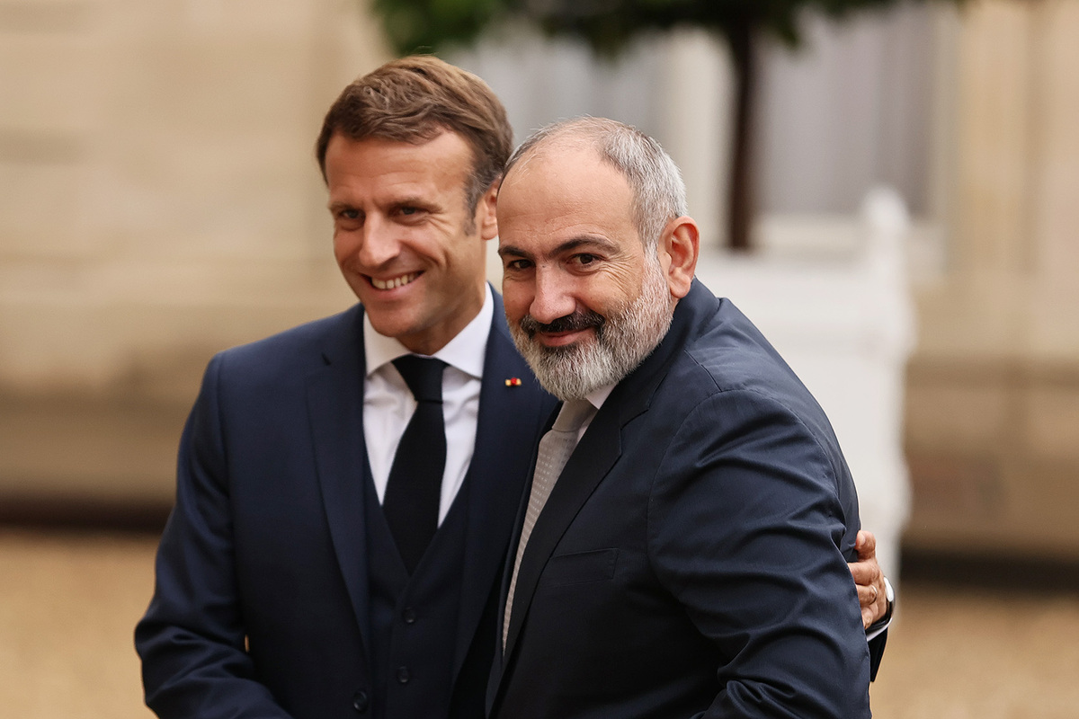 Macron a chanté avec Khatchatourian et Pachinian lors d’un dîner officiel à Erevan