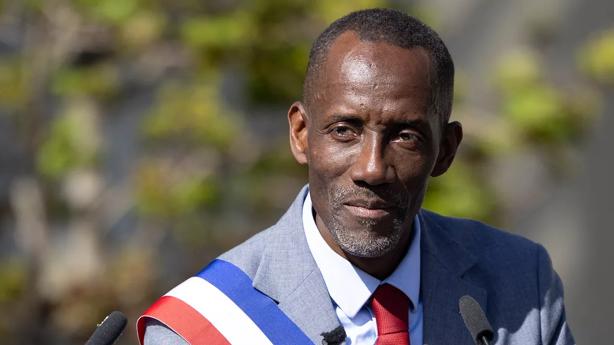 Le maire de Saint-Denis refuse de raccrocher le portrait du président après la demande du préfet